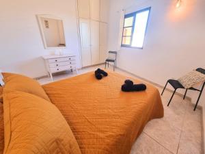 - une chambre avec un lit et 2 chaussons noirs dans l'établissement Diadas home, à Guargacho