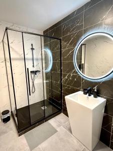 A bathroom at Apartmány PREMIUM se soukromým parkováním