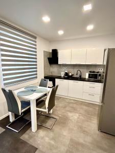 A kitchen or kitchenette at Apartmány PREMIUM se soukromým parkováním