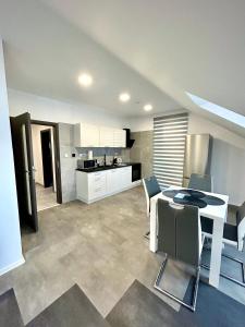 A kitchen or kitchenette at Apartmány PREMIUM se soukromým parkováním