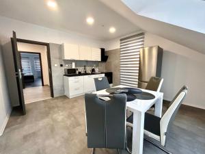 A kitchen or kitchenette at Apartmány PREMIUM se soukromým parkováním