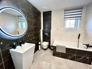 A bathroom at Apartmány PREMIUM se soukromým parkováním