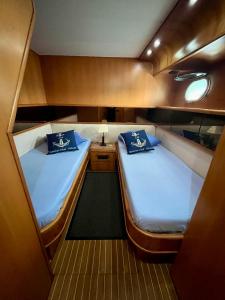 - une petite chambre avec 2 lits sur un bateau dans l'établissement Yacht Marseille, à Marseille