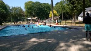 un gruppo di persone in piscina di Hengelhoef DEN 5 volledig gelijkvloers Vakantiehuisje voor 4 p 2 terrassen en verwarmd openlucht zwembad ad Aan de Wolfsberg