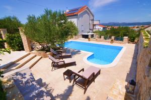 Bazén v ubytování Villa Kos Murter Apartments nebo v jeho okolí