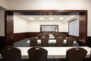 une salle de conférence avec des rangées de tables et de chaises dans l'établissement Hotel Europa, à Poprad