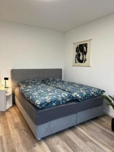 1 dormitorio con 1 cama en una habitación blanca en Villa Schloßblick-Schwarzenberg en Neuanbau