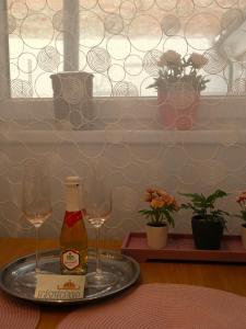 un tavolo con due bicchieri e una bottiglia di vino di Romantic and relax a Esztergom