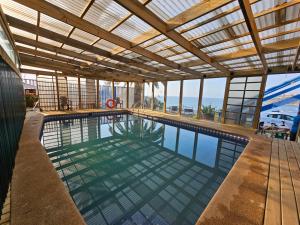- une piscine intérieure avec une pergola et une piscine dans l'établissement Santorini, à Quintero