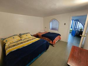 En eller flere senge i et værelse på Santorini