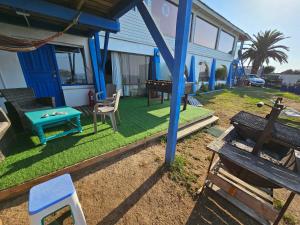 un patio con mesa de billar y una casa en Santorini, en Quintero