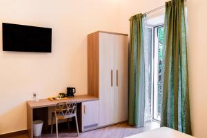 a room with a desk and a window at Foria 143 in Naples