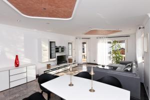 a living room with a white table and chairs at Elegante Ferienwohnung Relax in Prien am Chiemsee