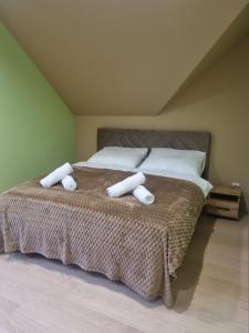 ein Schlafzimmer mit einem Bett mit zwei Handtüchern darauf in der Unterkunft ZuMiLu House in Zagórz
