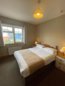 Postel nebo postele na pokoji v ubytování Dingle Harbour Nights - Room Only