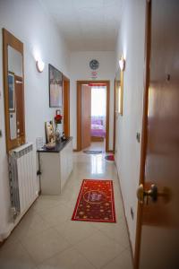 Habitación con pasillo con alfombra roja en BB CA VENEZIA en Marghera