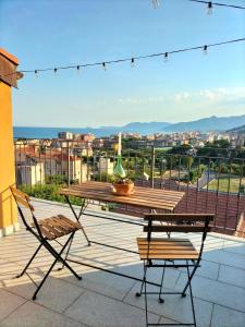 - Balcón con mesa y sillas y vistas a la ciudad en A Carubba du Bungiurnu, en Borgio Verezzi