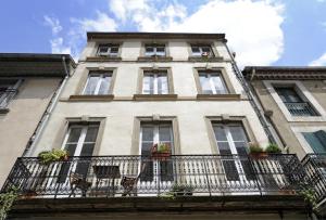 Un grand bâtiment avec des fenêtres et un balcon est disponible. dans l'établissement The Apartments, Rue Barbès, à Carcassonne