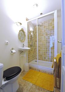 y baño con ducha, aseo y lavamanos. en The Apartments, Rue Barbès, en Carcassonne
