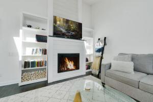 sala de estar con chimenea y sofá en NEW Urban Comfort On Grant St en Lake Geneva