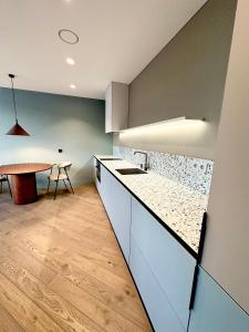 Virtuvė arba virtuvėlė apgyvendinimo įstaigoje Brand New Central Panorama (SELF CHECK-IN)