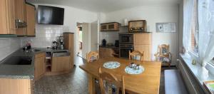 cocina con mesa y encimera en Ferienwohnung am Eschenberg, en Vinstedt