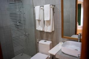 La salle de bains est pourvue de toilettes, d'un lavabo et d'un miroir. dans l'établissement Akiri Dhigurah, à Dhigurah