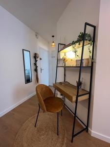 Cette chambre comprend un bureau, une chaise et une étagère. dans l'établissement Magnifique T2 - proche hyper centre, à Toulouse