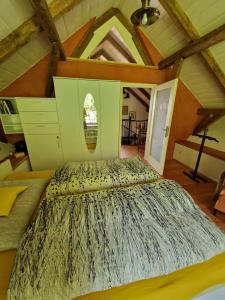 Tempat tidur dalam kamar di Cihelna Hříběcí