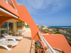 un balcón con sillas, mesas y el océano en Mirador Balcón de Jandía, en Morro del Jable