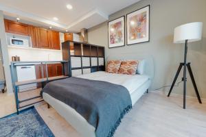 Tempat tidur dalam kamar di New Modern studio apartment next to the city centre