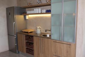 ウィルダネスにあるTURACO HOUSEのシンクと冷蔵庫付きのキッチン