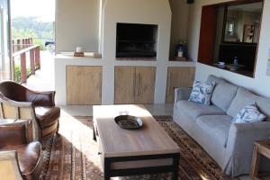 ウィルダネスにあるTURACO HOUSEのソファとテーブルのあるリビングルーム