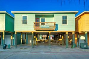 a large house with a balcony on top of it at Best Little Shore House by AvantStay Cart Zone in Port Aransas