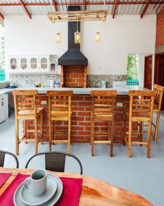 eine Küche mit einem Tisch und Stühlen sowie einem Kamin in der Unterkunft Entre Pinos in Comayagua