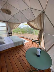 een kamer met een bed en een tafel in een tent bij PRANA hOMe in San Carlos