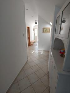 pasillo de una cocina con suelo de baldosa en Apartment Kumbor, en Herceg-Novi