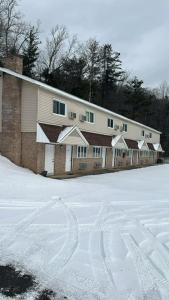 Alfred的住宿－Economy Inn，雪地中的建筑物,雪地中的轨道