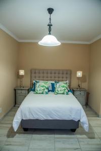 1 dormitorio con 1 cama grande y 2 mesitas de noche en 137 Vaal De Grace Golf Estate en Parys