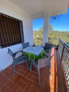 een patio met een tafel en stoelen op een balkon bij LA CASA DE LAS HADAS in La Reguda