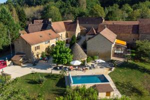 an aerial view of a house with a swimming pool at Aux Bories de Marquay, B&B avec piscine et SPA près de Sarlat in Marquay