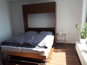 Schlafzimmer mit einem Bett mit einem Kopfteil aus Holz in der Unterkunft Bungalov s najkrajším výhľadom in Spišský Hrhov