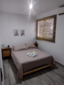 1 dormitorio con cama y ventana en Monoambiente Villa Crespo en Buenos Aires
