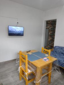 una mesa y sillas en una habitación con sofá en Estudio Villa Crespo, en Buenos Aires 28 fotos más