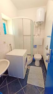 e bagno con doccia, servizi igienici e lavandino. di Vesna - room with private bathroom near sea a Trogir