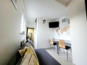 1 dormitorio con 1 cama, mesa y sillas en Nocleg Gdynia - City Centre Main station 170m en Gdynia