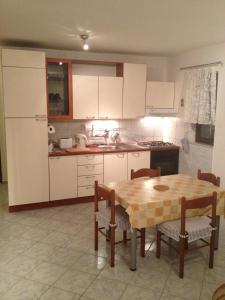 Kuchyň nebo kuchyňský kout v ubytování Flanell Apartments