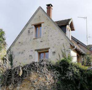 een oud gebouw met twee ramen erop bij Charme& Romance **,couple,Zoo Beauval/Chateaux in Montrésor