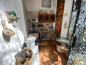 Amplia y Céntrica Habitación - H. El Casero في كاخاماركا: مطبخ مع طاولة وكراسي في غرفة