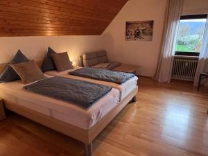 a bedroom with two beds and a couch at seeglueck SEENSUCHT seenah in Reichenau